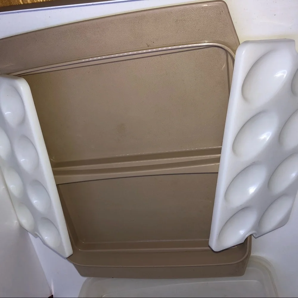 Tupperware Devil Egg Deli Keeper Carrier Almond‎